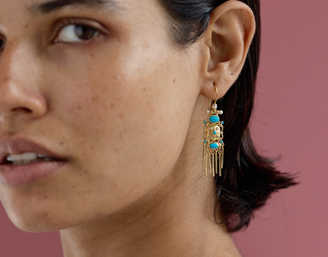 Comment porter la boucle d'oreille turquoise : Guide Style