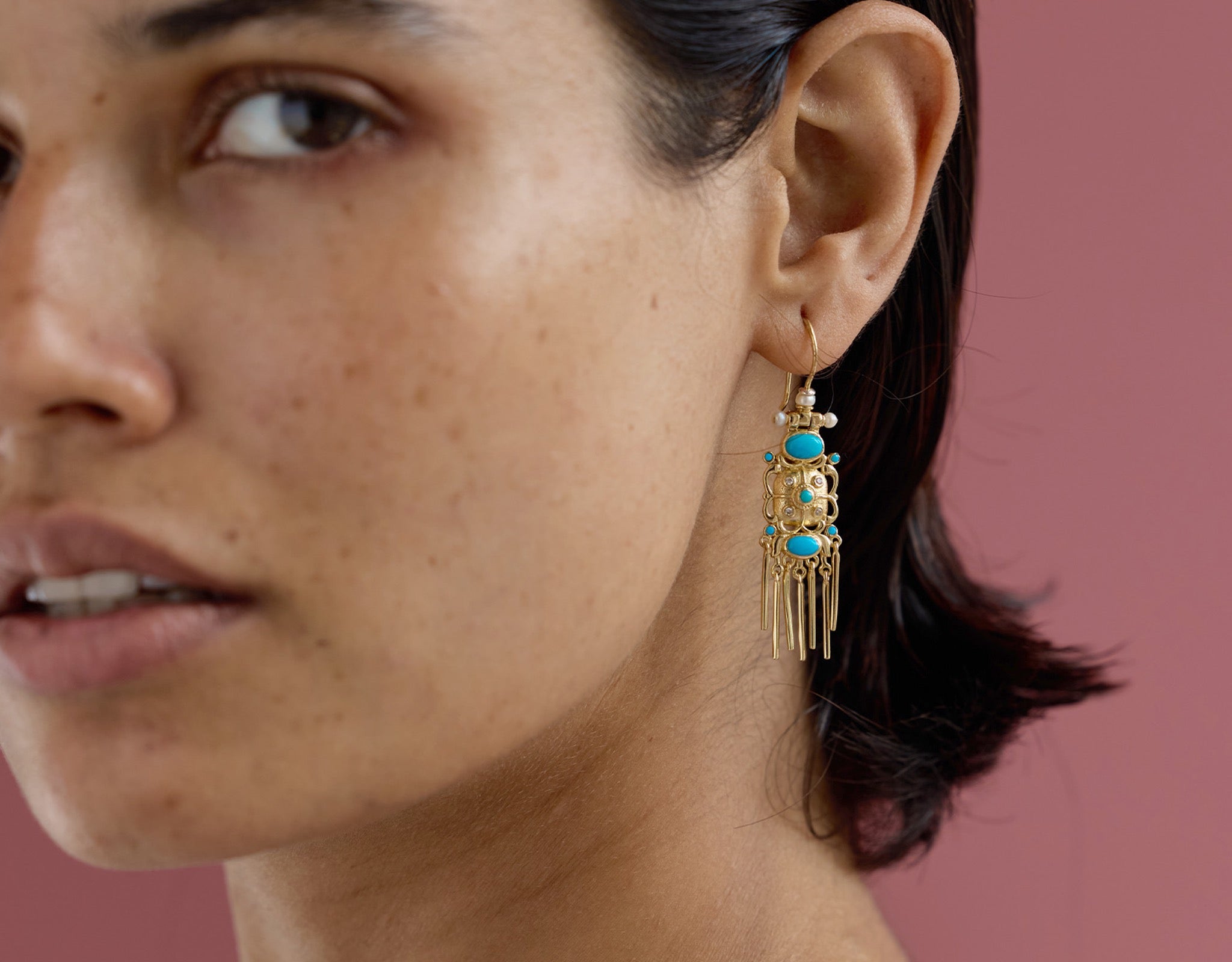 Comment porter la boucle d'oreille turquoise : Guide Style