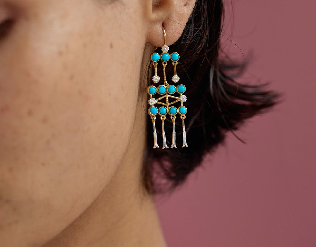 5 conseils pour porter des boucles d'oreilles turquoise