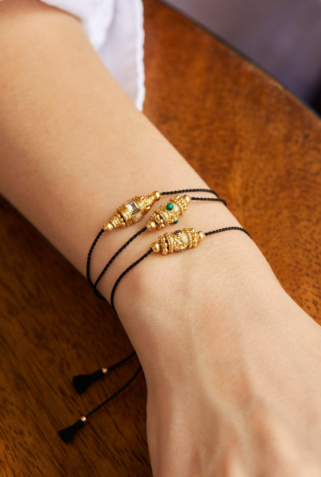 Bracelet Fil Noir : Guide Spirituel et Style Holistique