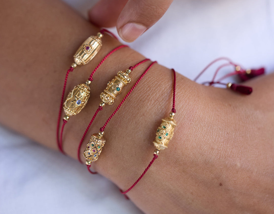 Bracelet avec fil rouge : secrets spirituels et joaillerie sacrée