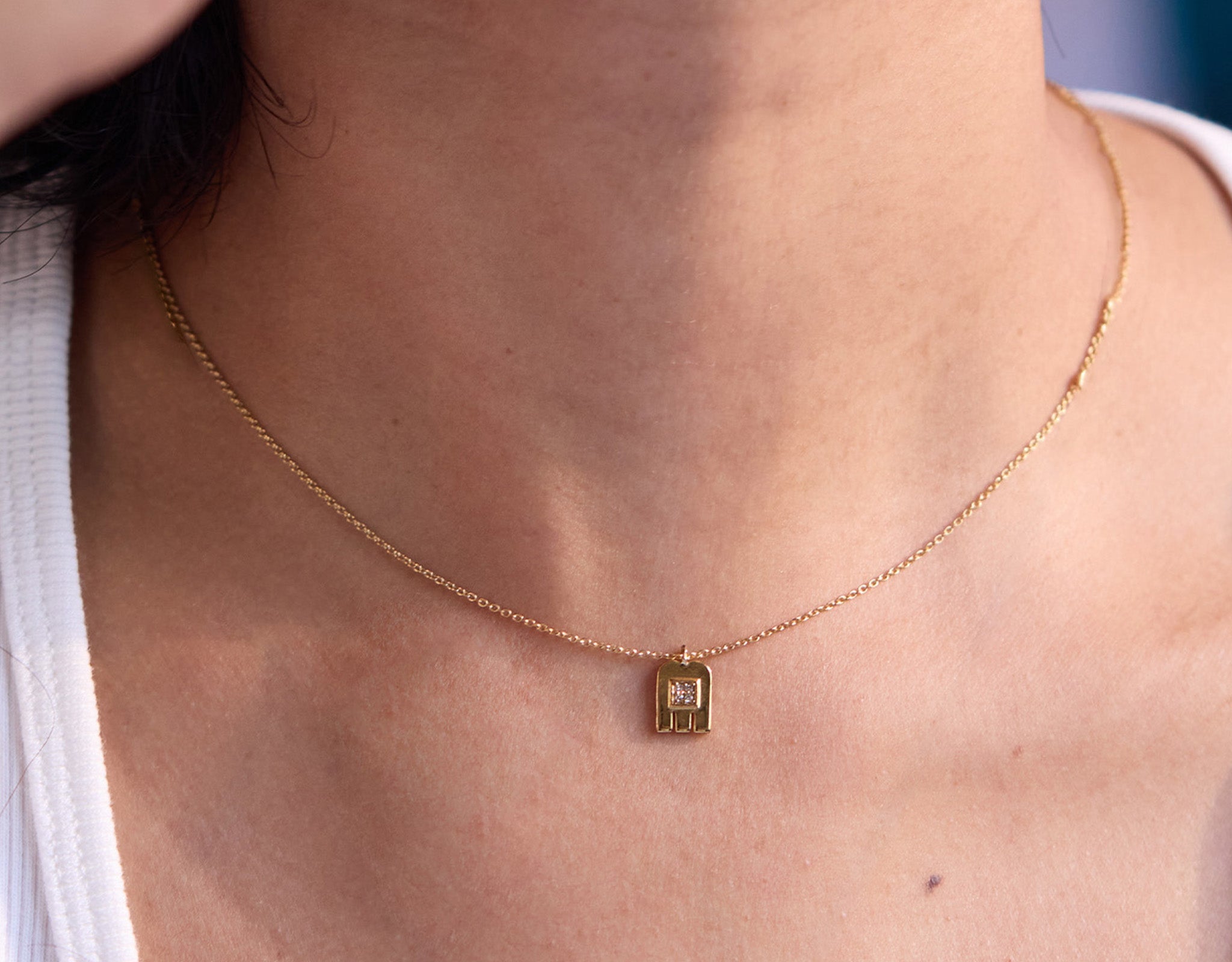 Comment porter un collier pavé avec élégance et sens
