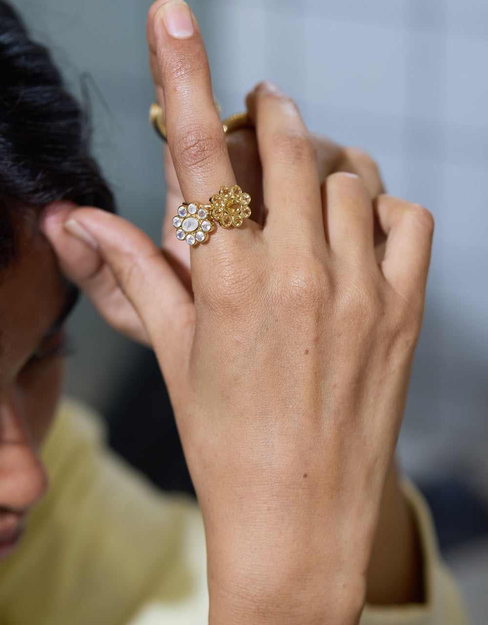 Bague dorée Citrine Moon avec pierre citrine et cristaux, bijou bohème chic porté au doigt