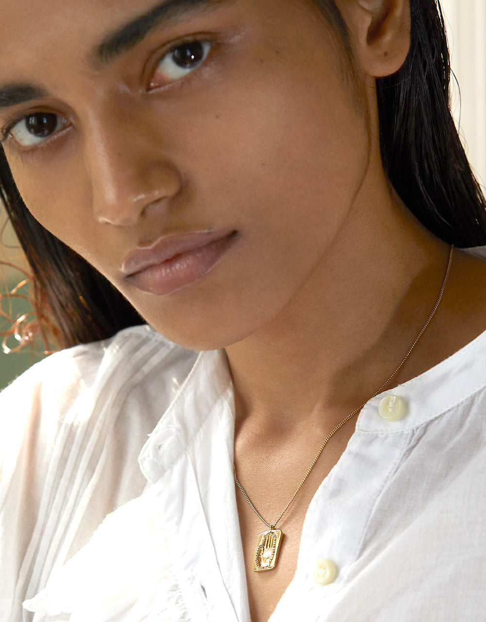 Collier Mudra Abhaya en argent doré avec topaze blanche, bijou bohème chic de protection et sérénité