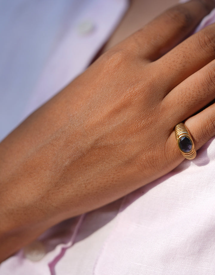 Bague Buren Pinky en laiton doré, ornée d'une iolite ovale, géométrie inspirée du Palais Royal