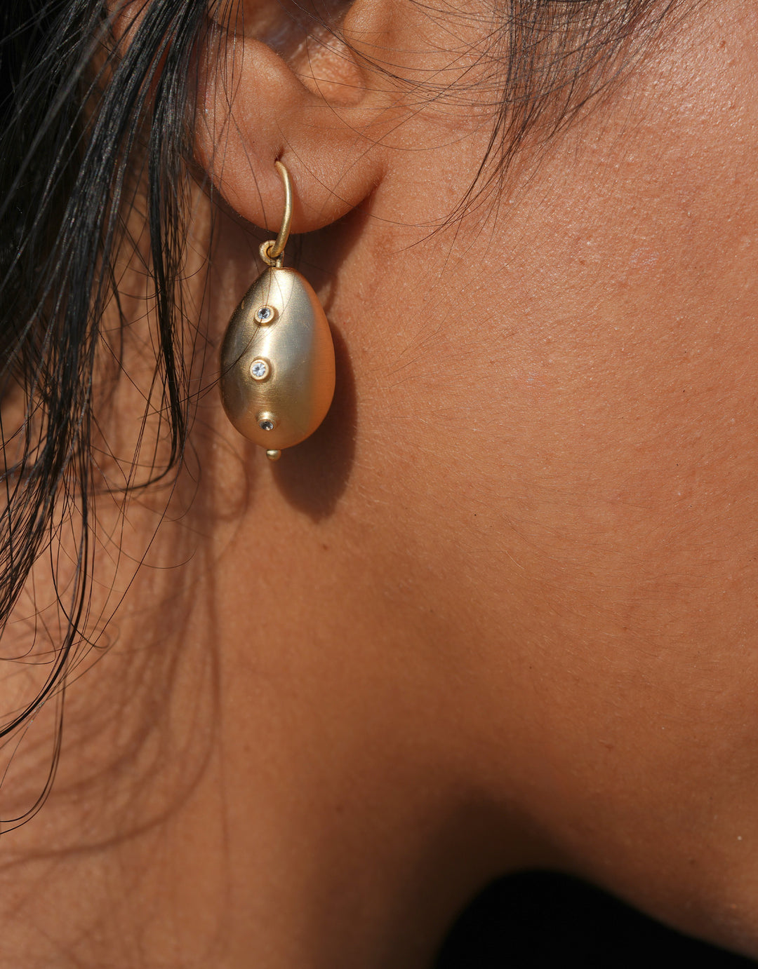 Boucles D’Oreilles Naga Or Mat Topaze Blanche