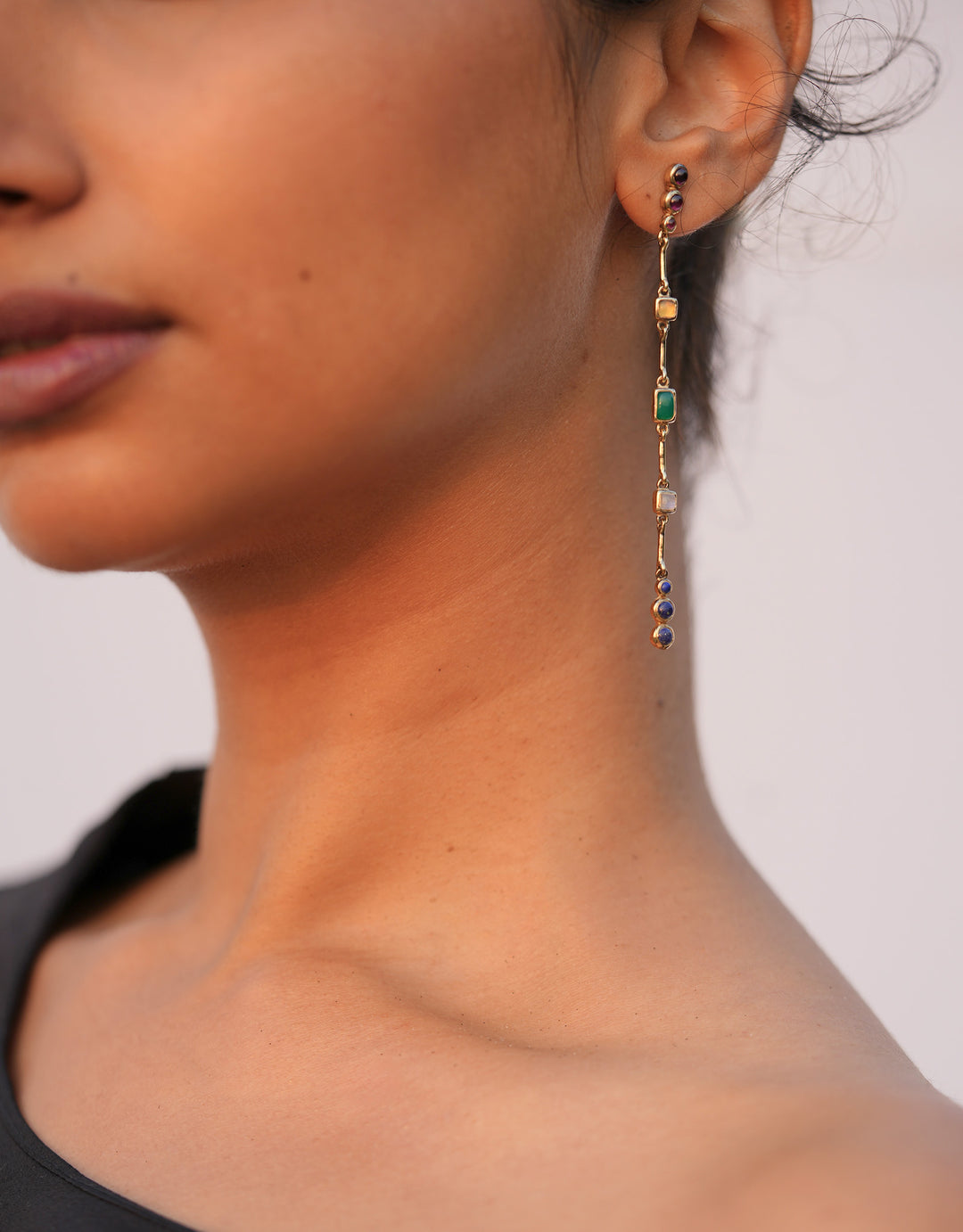 Boucles d'oreilles pendantes 5 Éléments en laiton doré, pierres Onyx verte et Lapis Lazuli, style créateur accessible