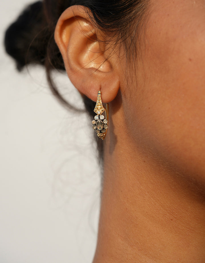 Boucles d'oreilles Anne en labradorite et pierre de lune, dorées à l'or fin, révélant des reflets argentés mystiques