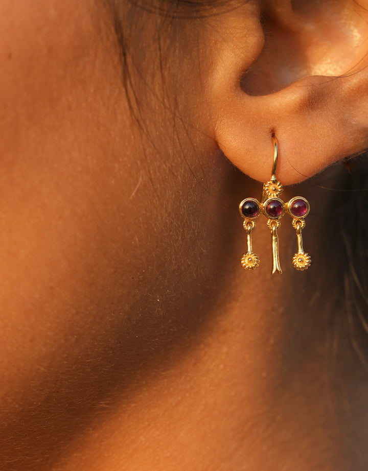 Boucles d'oreilles Frida Mini Grenat en laiton doré, trois pendentifs ornés de grenats rouges profonds et perles dorées