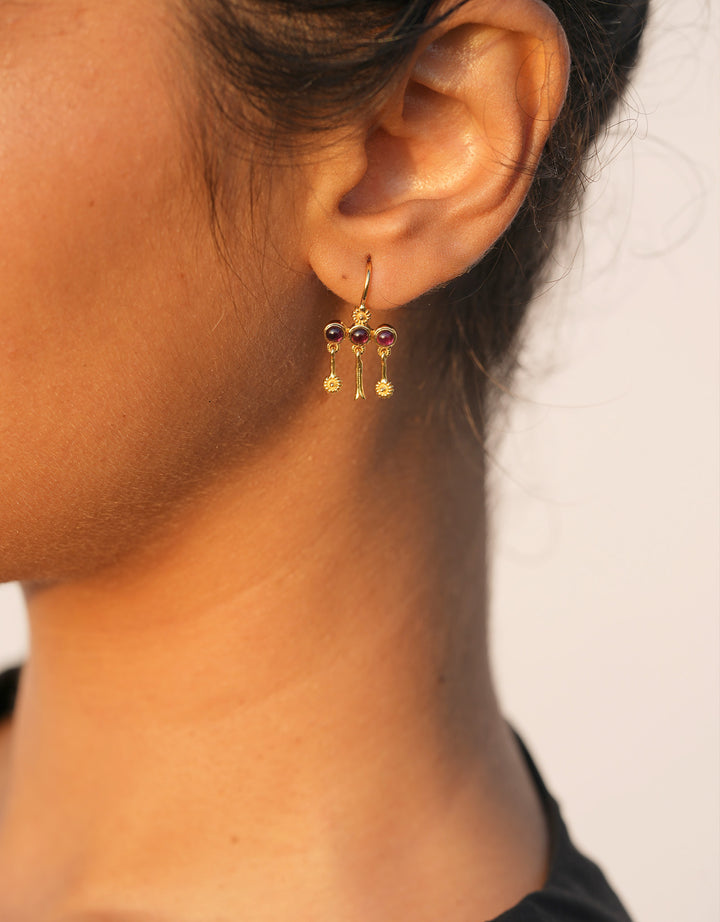 Boucles d'oreilles Frida Mini Grenat en laiton doré, ornées de pierres améthystes et grenats, style élégant français aux influences indiennes