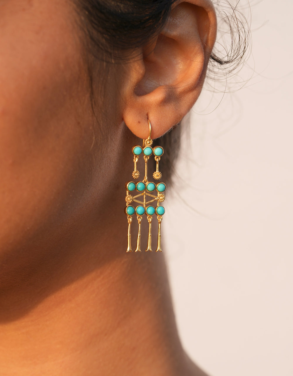 Boucles d'oreilles Frida turquoise et doré, ornées de pierres rondes et chaînes dorées, style créateur accessible