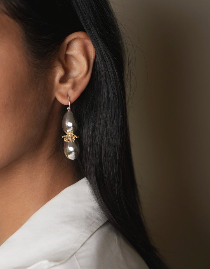 Boucles d'oreilles Naga Bicolore, perles teardrop nacre et détails dorés, bijoux créateurs élégants