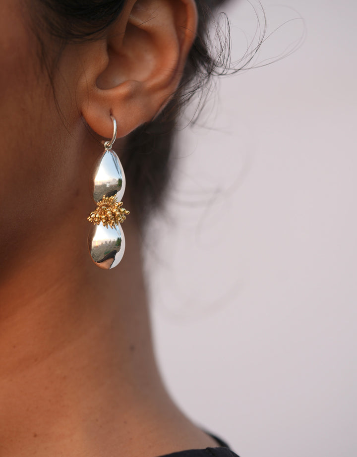 Boucles d'oreilles Naga Bicolore, gouttes en argent plaqué or avec ornements dorés, collection inspirée du Nagaland et de spiritualité cubaine