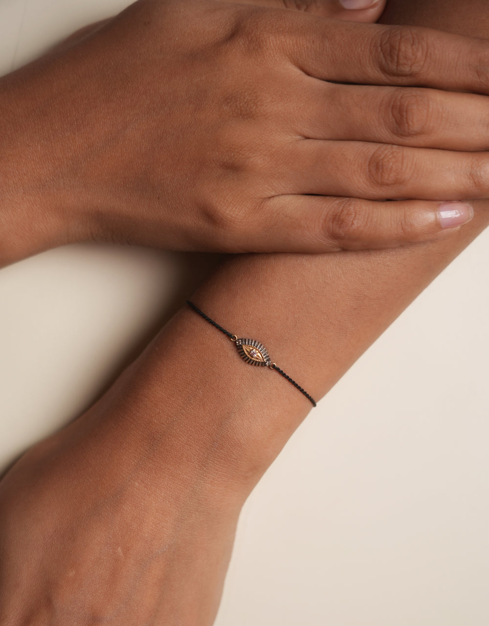Bracelet Milte argent doré or 24k avec saphirs blancs, porté au poignet, bijou élégant et délicat