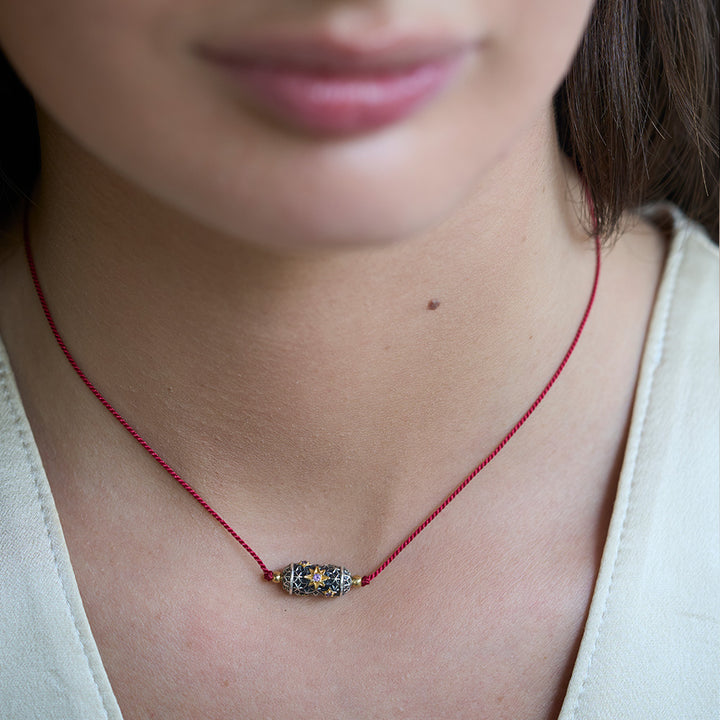 Rakhi My Universe 2 Fil rouge Choker