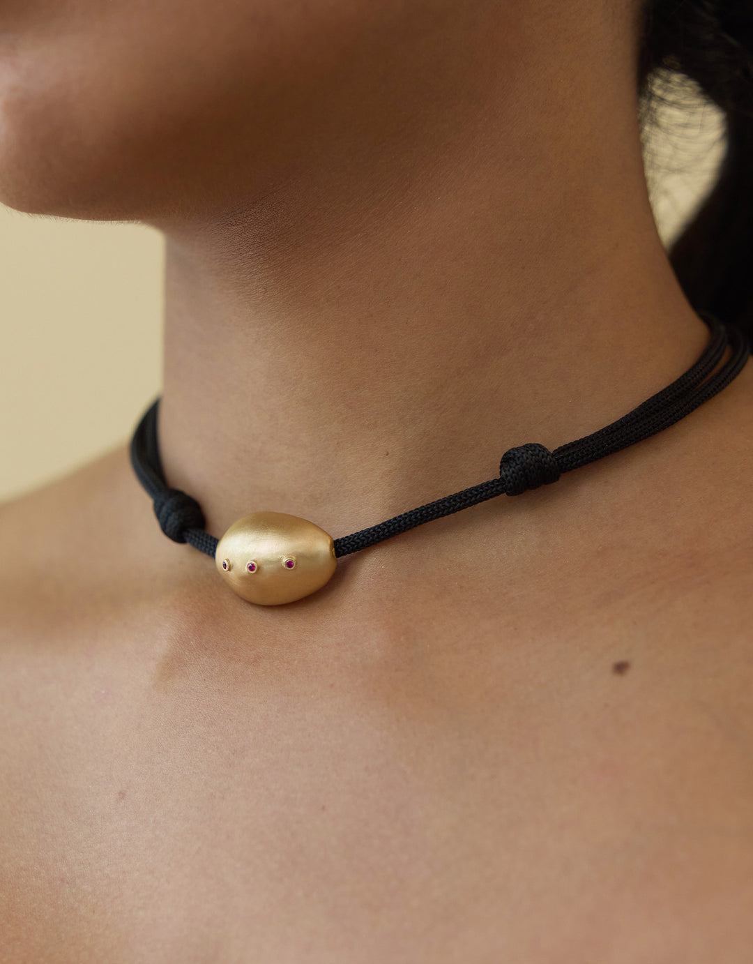 Collier Naga Or Mat Topaze Blanche Fil Noir