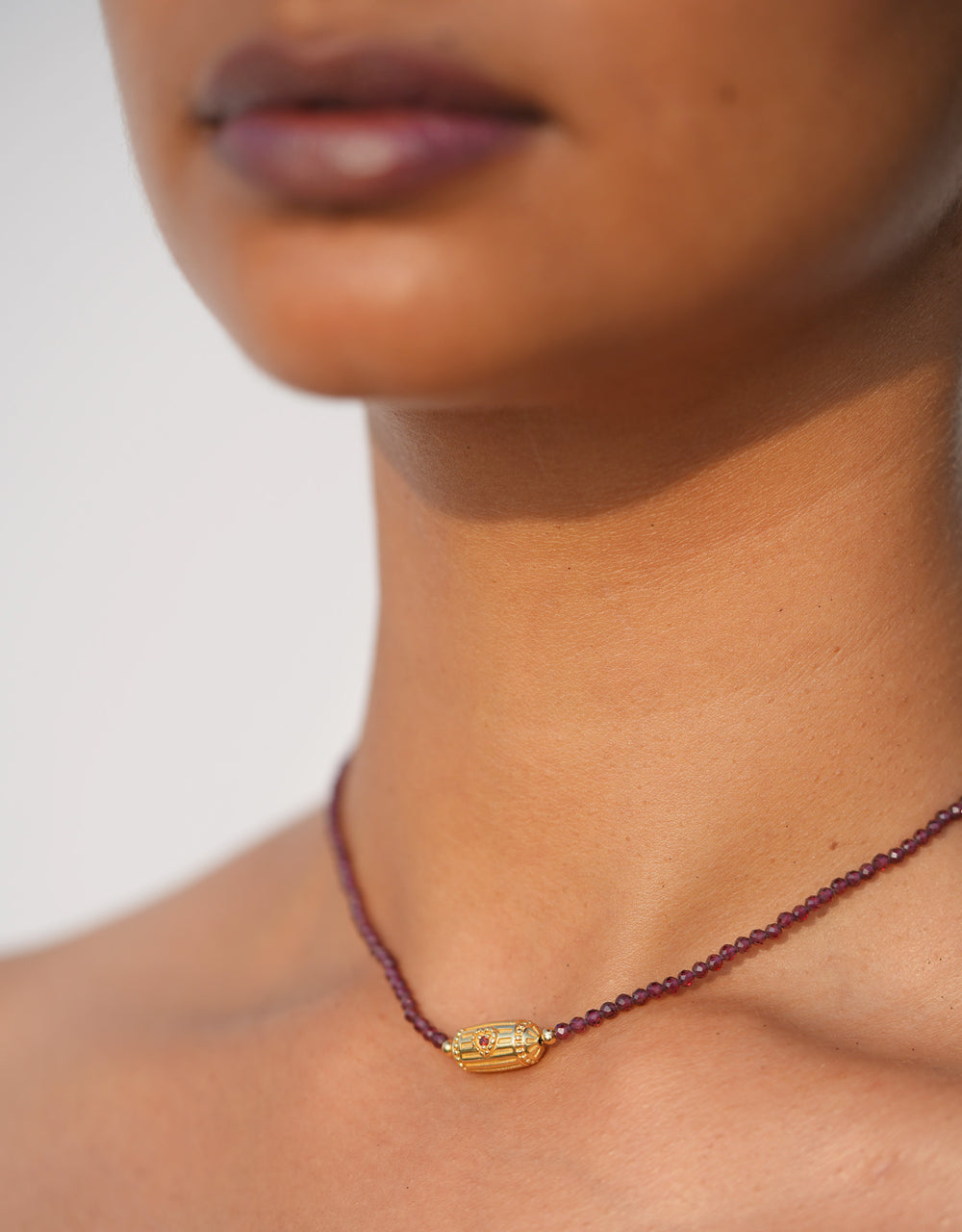 Choker Rakhi Lola Stones grenat, collier perles grenat et chaîne ajustable, bijou créateur bohème indien signification protection