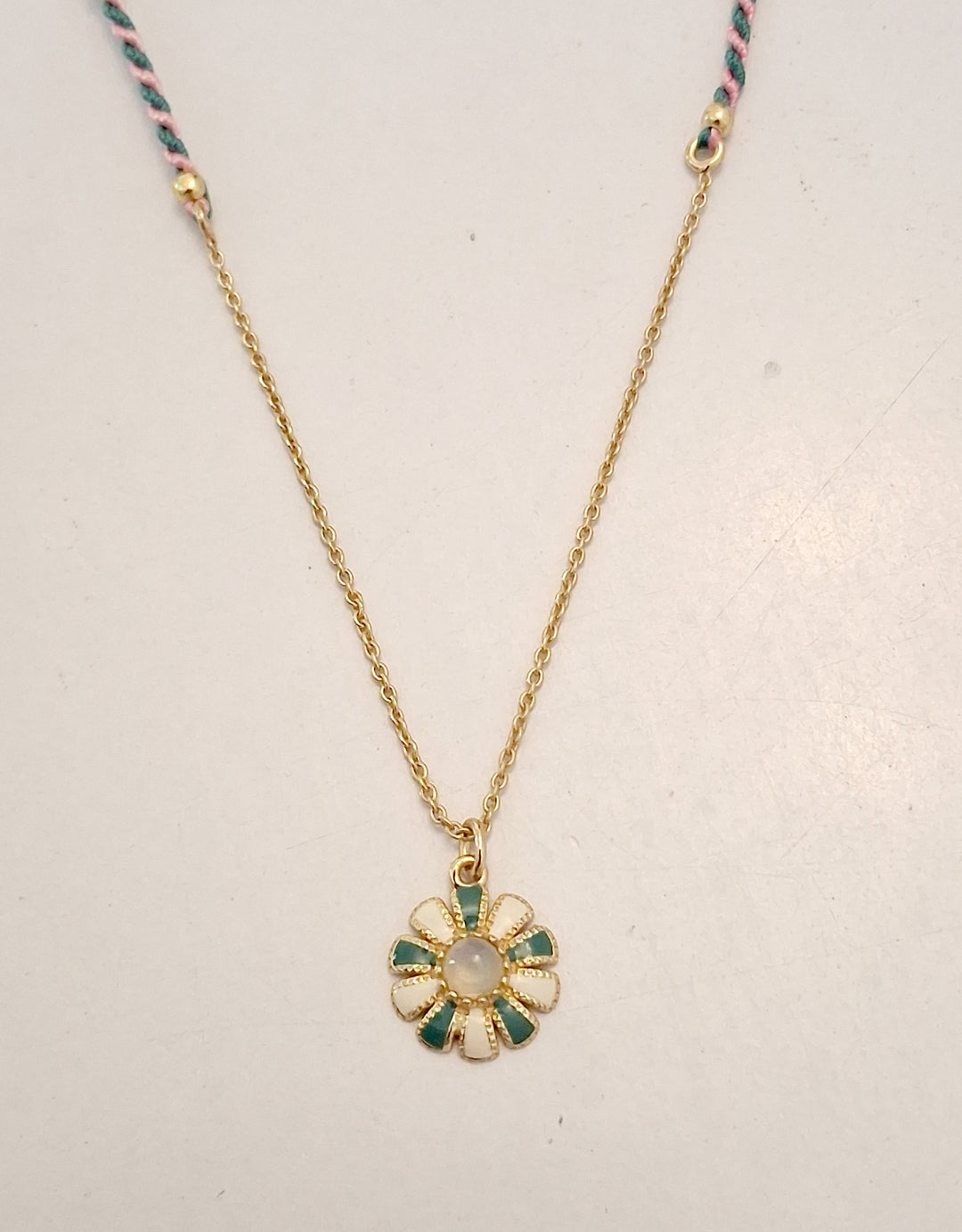 Collier Circus en argent plaqué or, pendentif fleur émail vert et blanc cassé, pierre de lune centrale, création Dorothée Sausset