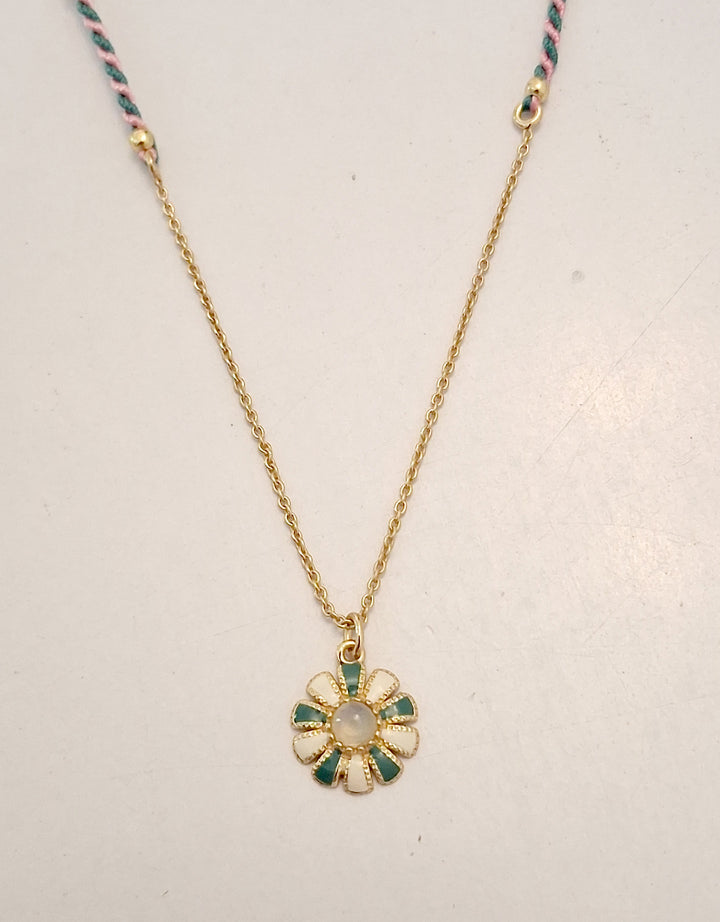 Collier Circus en argent plaqué or, pendentif fleur émail vert et blanc cassé, pierre de lune centrale, création Dorothée Sausset