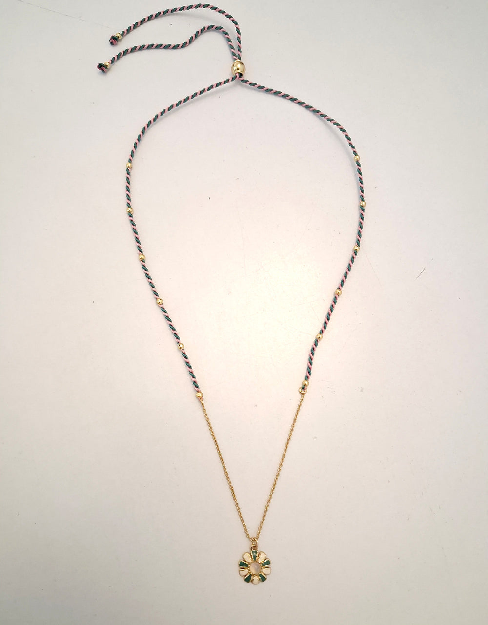 Collier Circus argent plaqué or 24 carats, chaîne ajustable avec pendentif fleur émail vert et blanc cassé