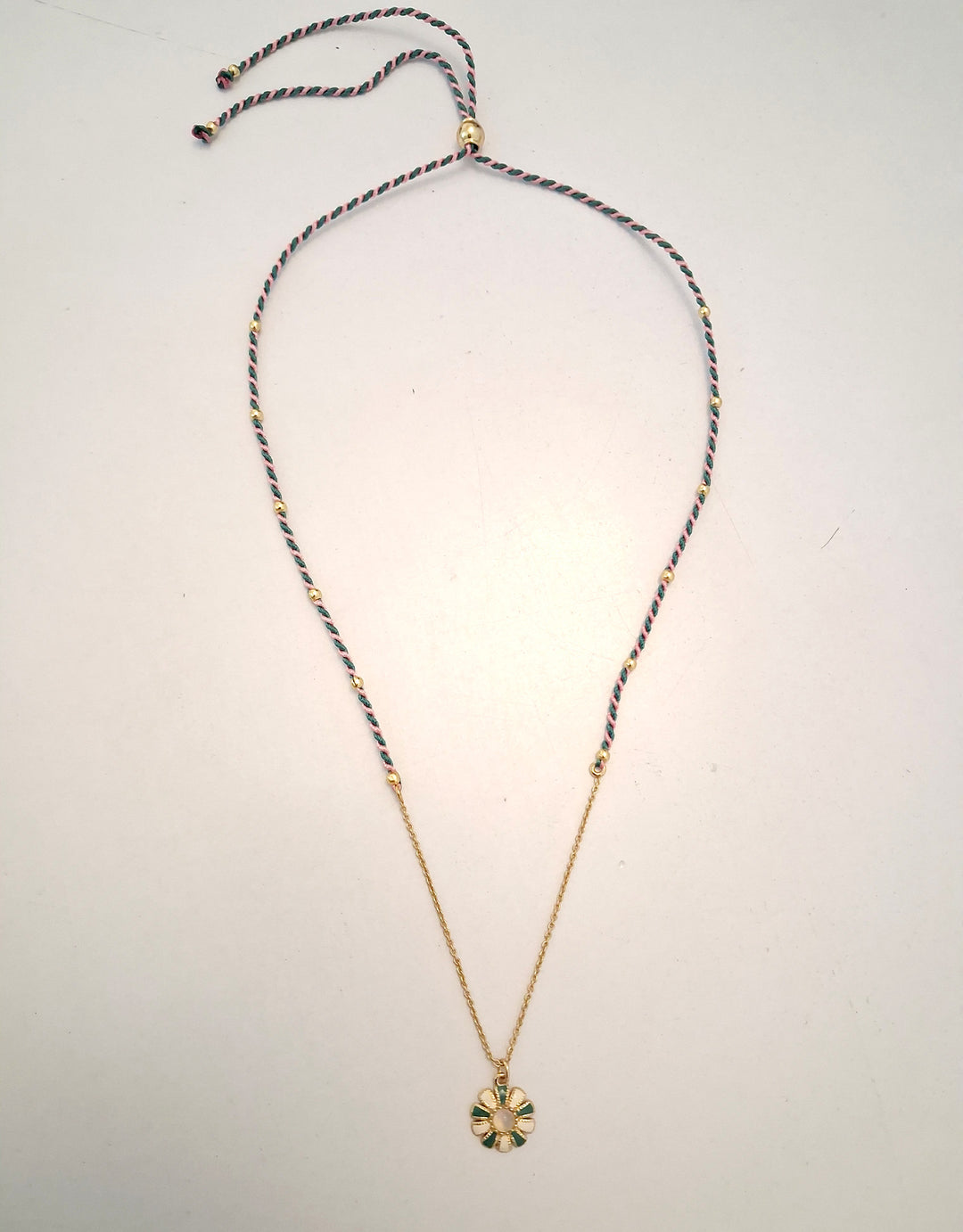 Collier Circus argent plaqué or 24 carats, chaîne ajustable avec pendentif fleur émail vert et blanc cassé