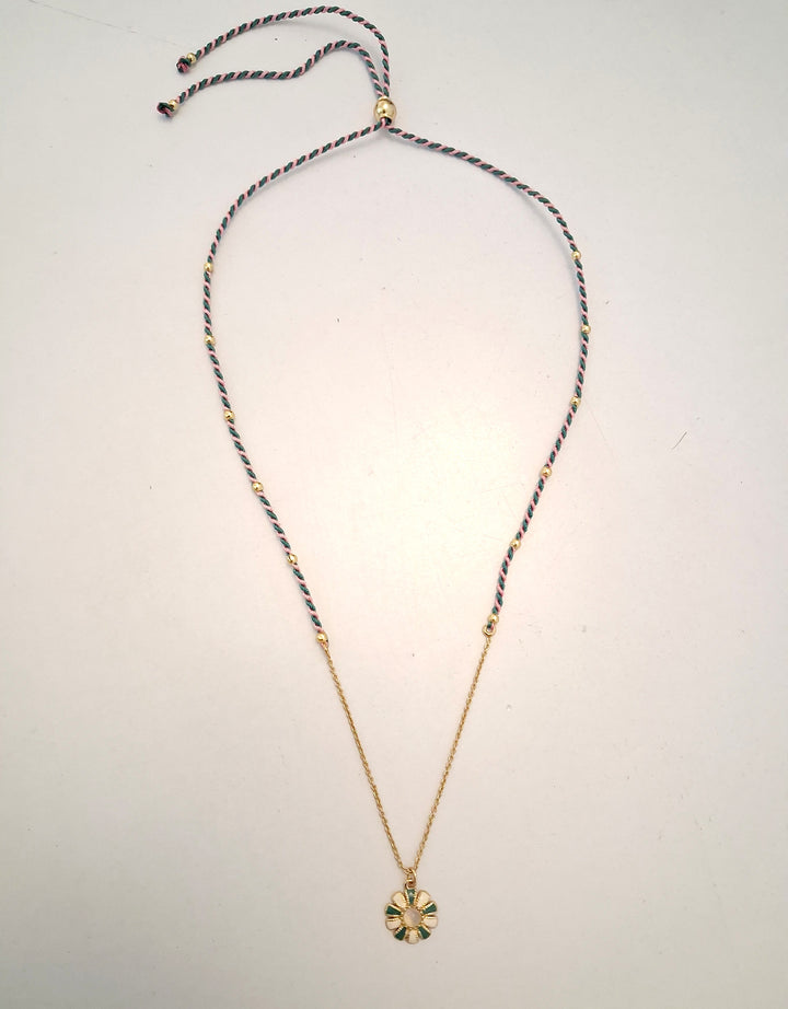 Collier Circus argent plaqué or 24 carats, chaîne ajustable avec pendentif fleur émail vert et blanc cassé