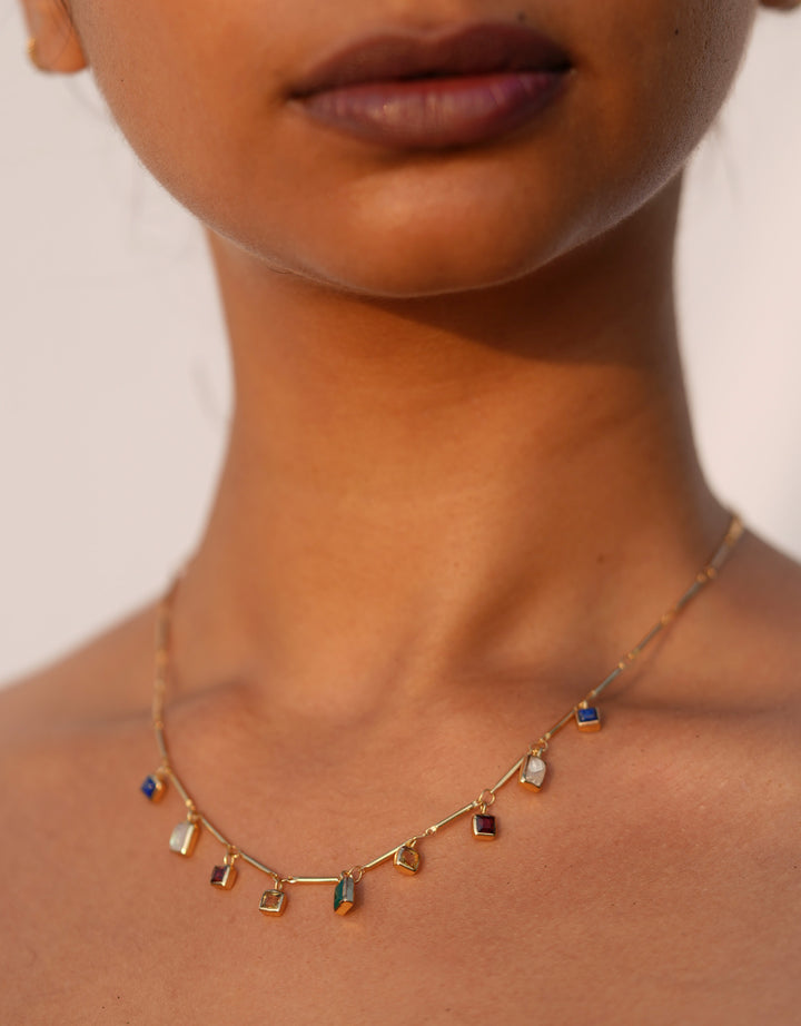 Collier 5 Éléments en laiton doré avec onyx verte et lapis lazuli pour équilibrer ses énergies internes