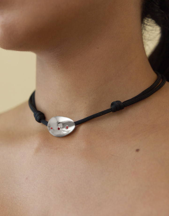 Collier Naga Argent Grenat Fil Noir