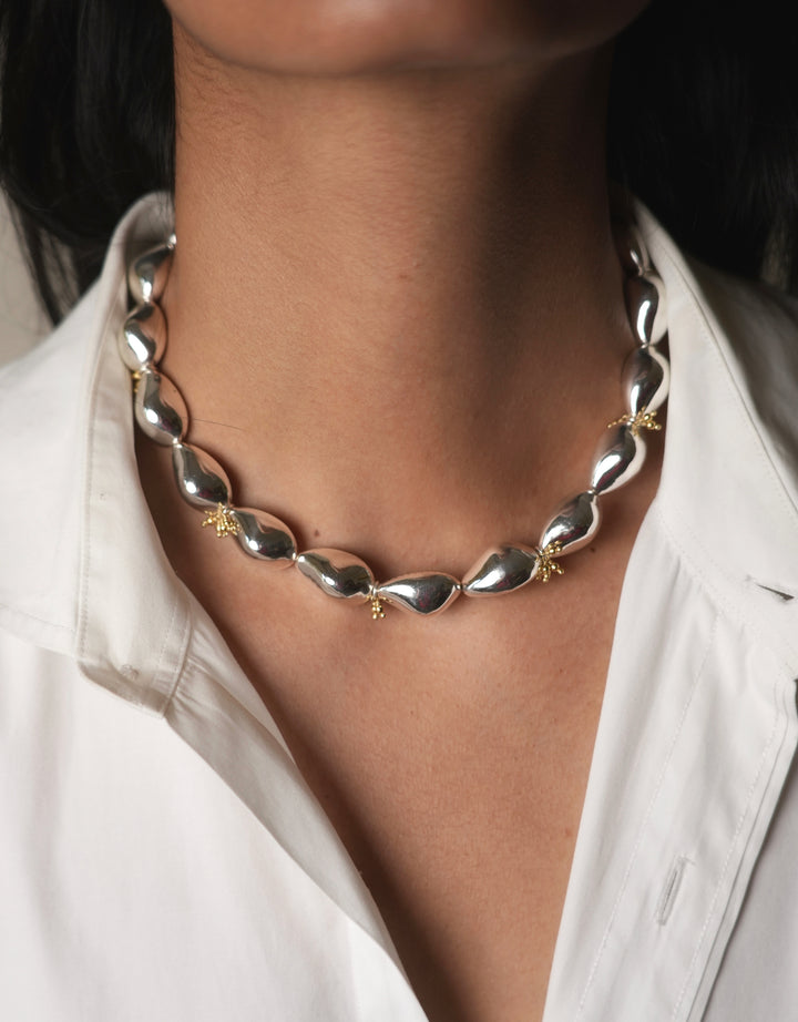 Collier Naga bicolore en argent plaqué or avec chaîne tressée et perles dorées, style épuré