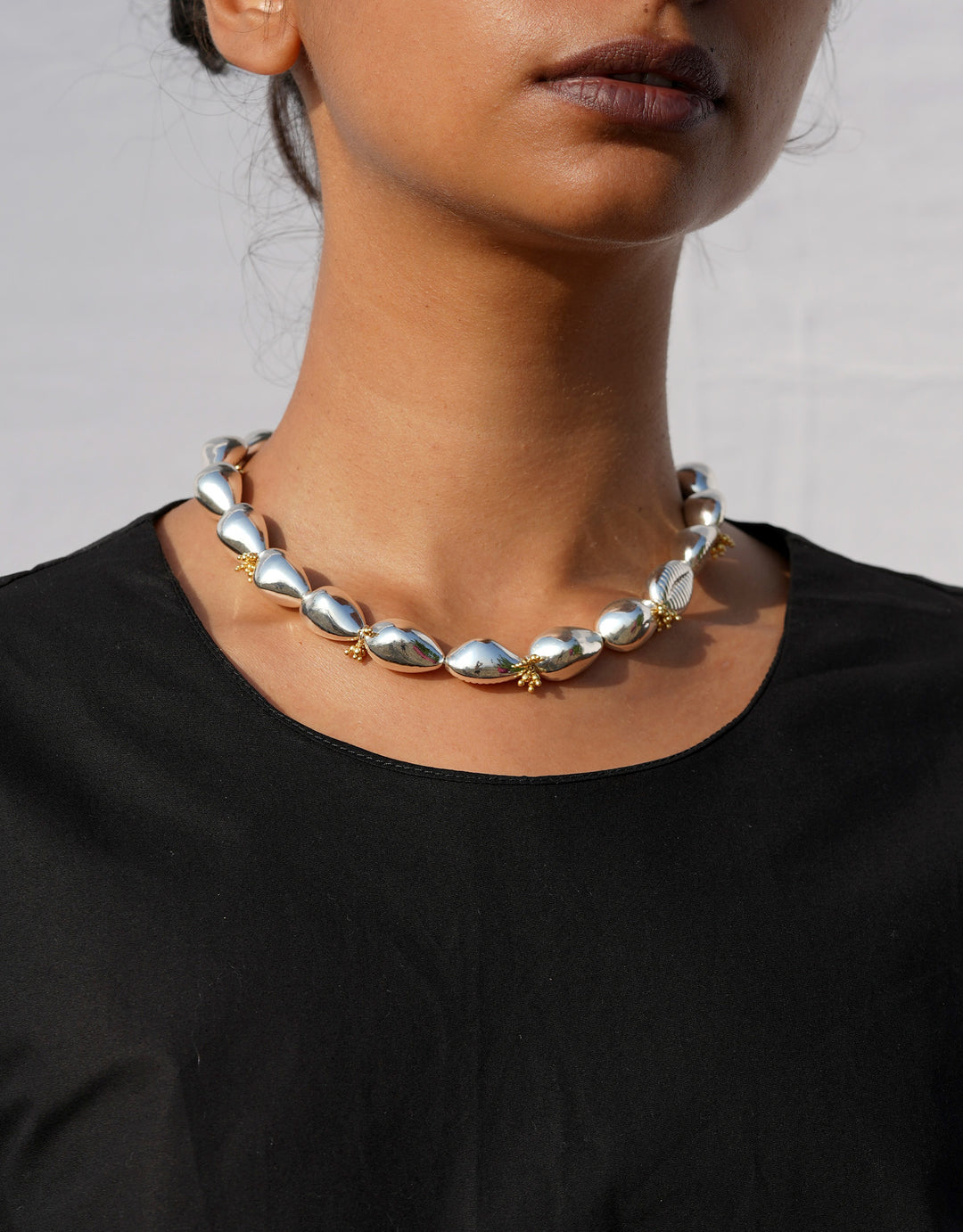 Collier Naga bicolore argent et doré femme, coquillages inspirés Nagaland, bijou bohème création Dorothee Sausset