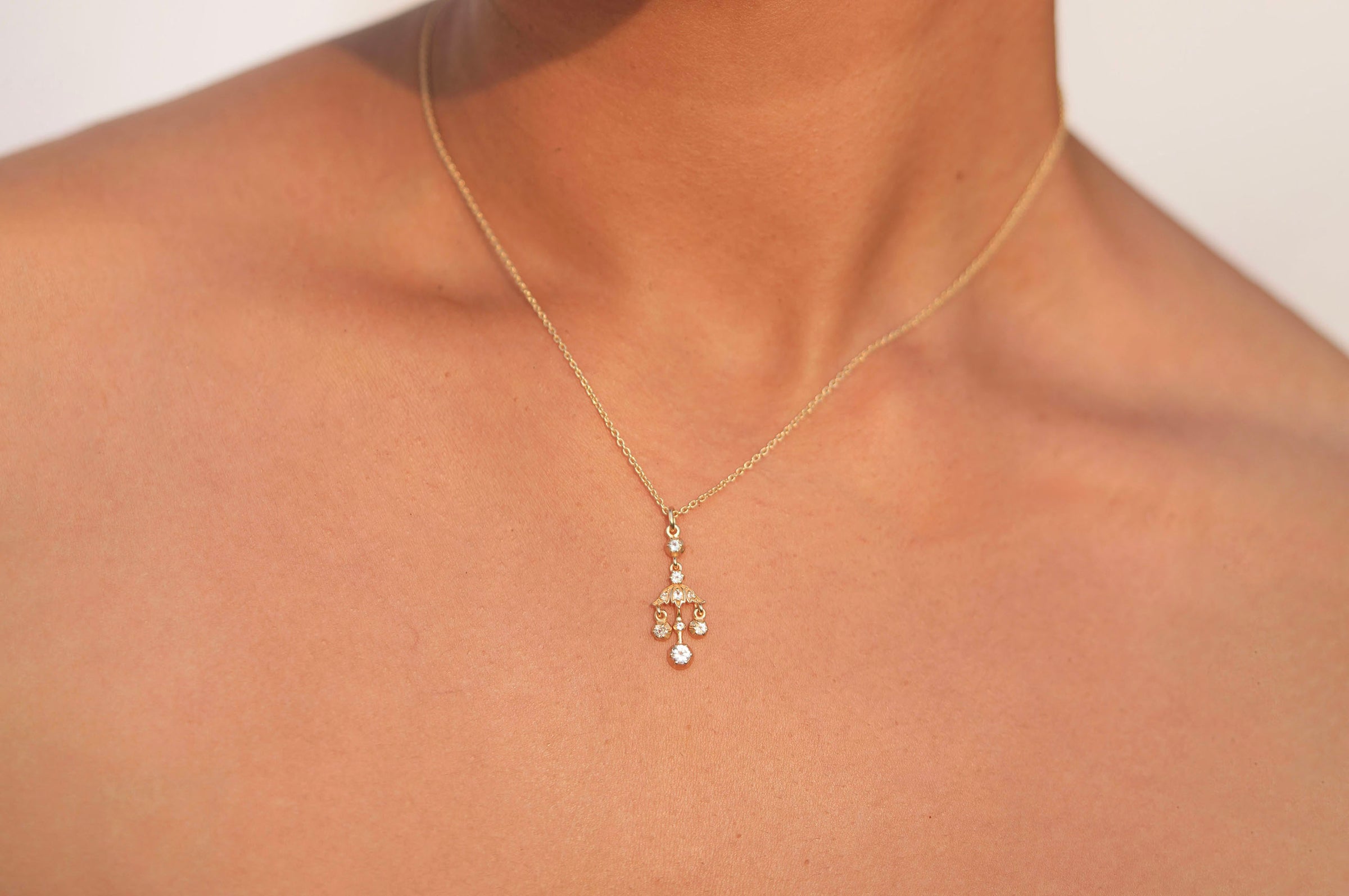 Pendentif chandelier diamants or 18k Dorothée Sausset, bijou créateur élégant avec pierres précieuses