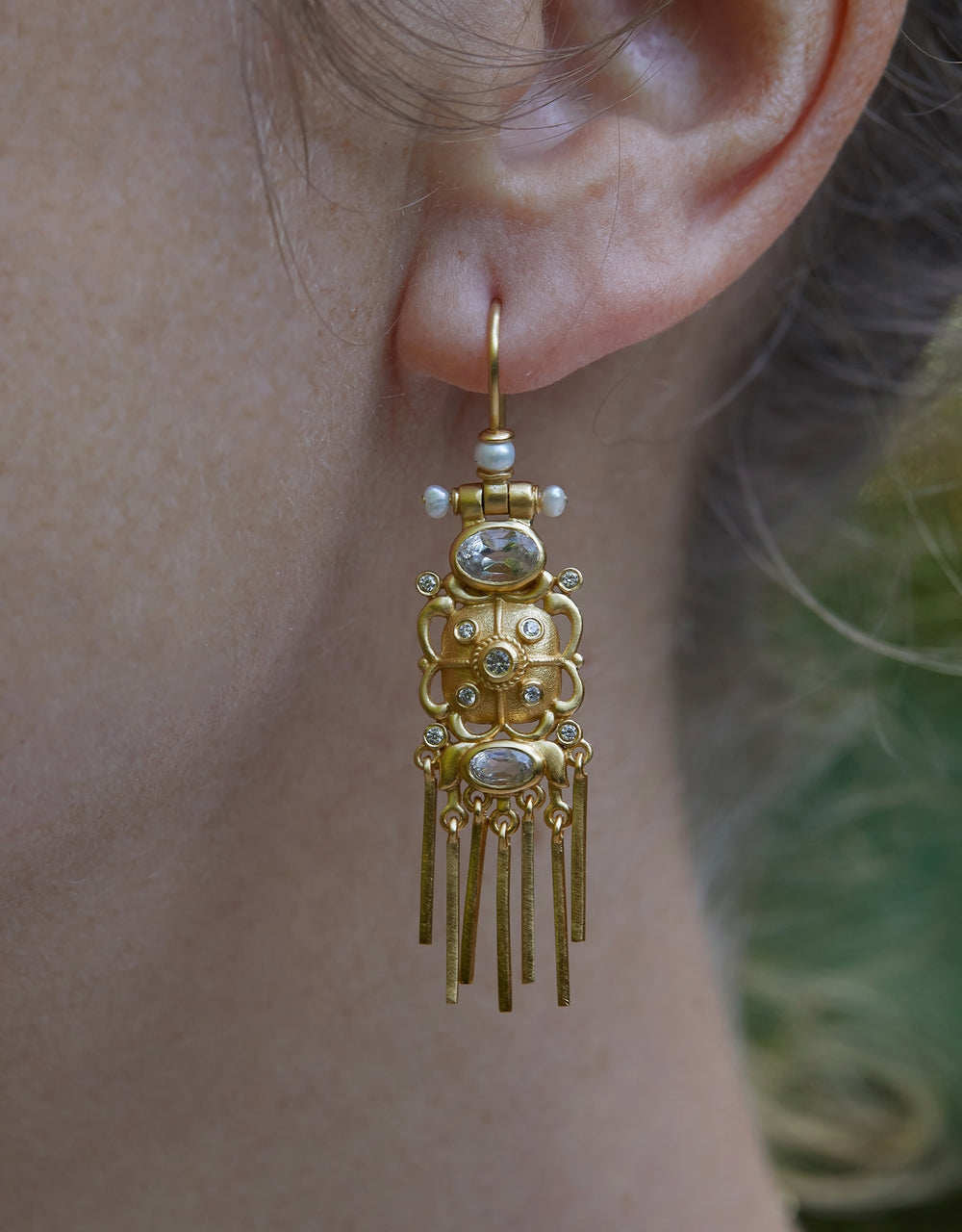 Boucles d'oreilles Emily or 24 carats, cristal facetté et topaze blanche, style élégant intemporel
