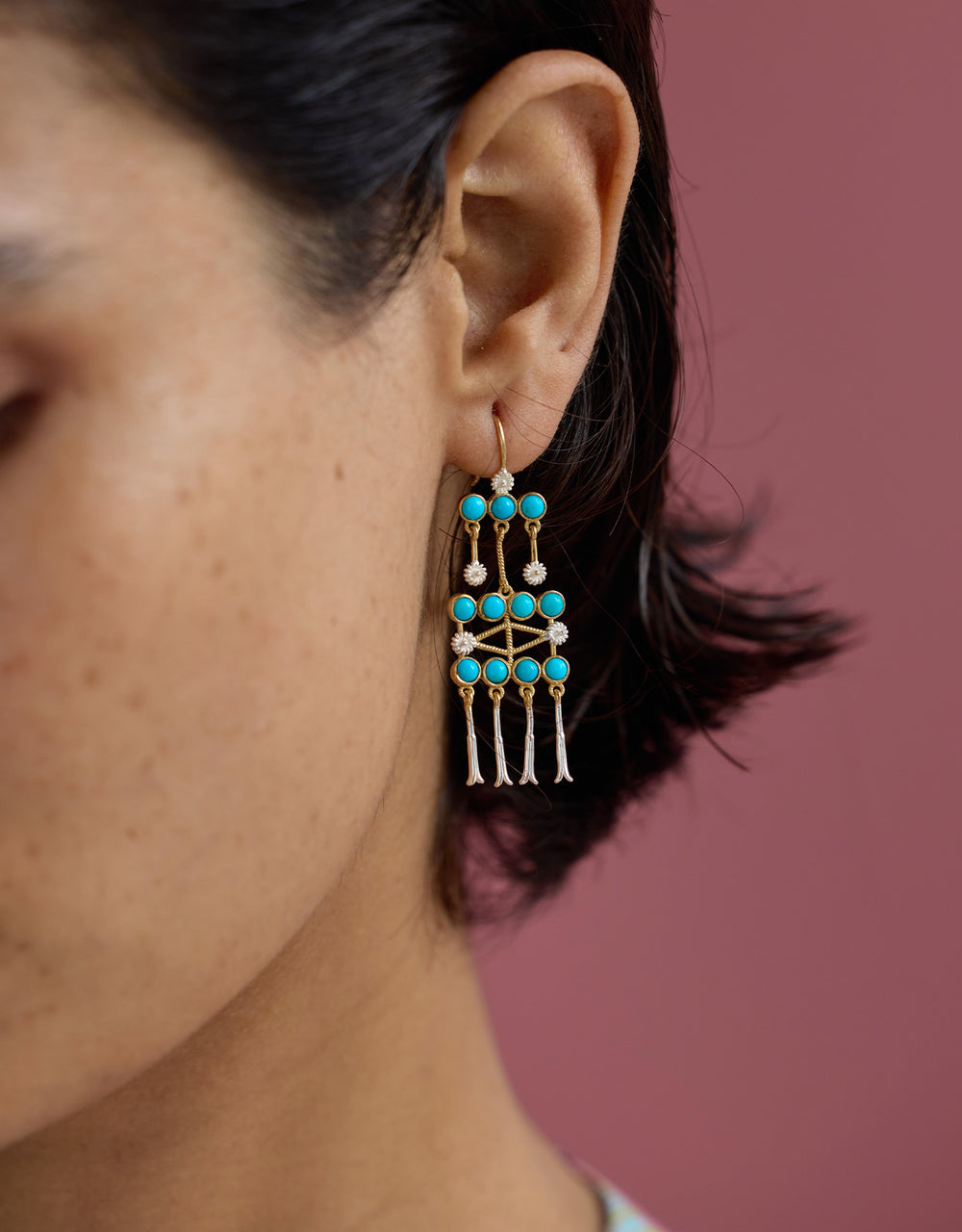 Boucles d'oreilles Frida turquoise fil bicolor, turquoises et perles en laiton doré, style élégant chic intemporel