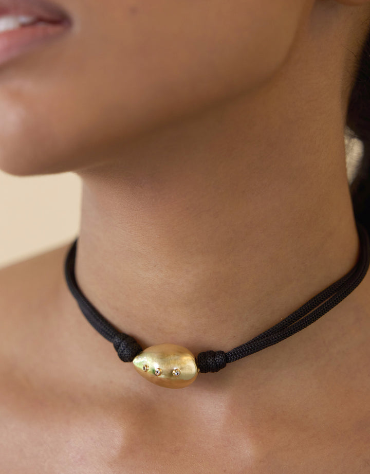 Collier Naga Or Topaze Blanche Fil Noir