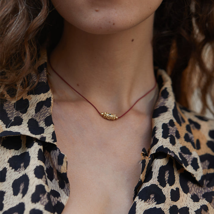 Rakhi 1 Choker fil rouge Iolite
