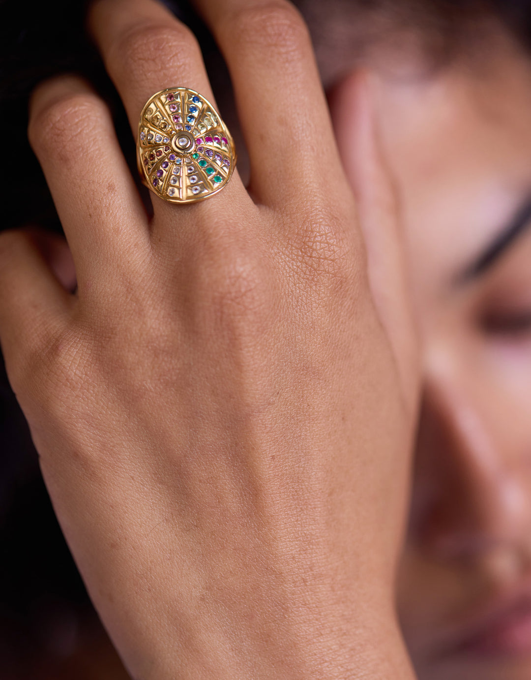 Bague Fortune Wheel en argent 925 plaqué or portée à la main – Dorothee Sausset