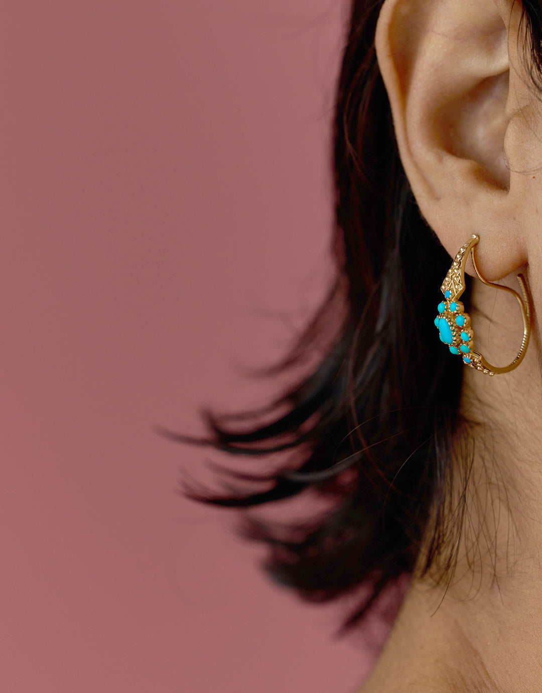 Détail des boucles d’oreilles Anne 4 turquoise portées – argent plaqué or 24 carats