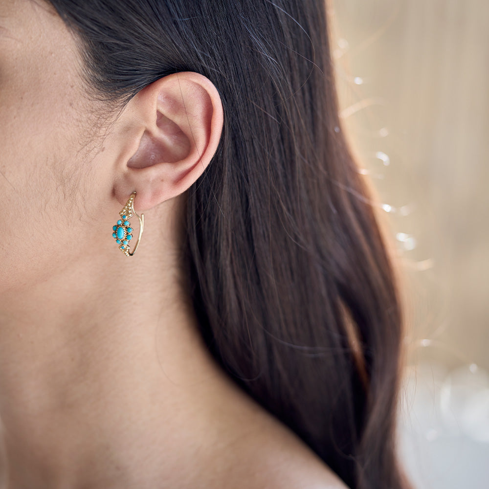 Boucles d’oreilles Anne 4 turquoise portées à l’oreille – bijou spirituel Dorothee Sausset